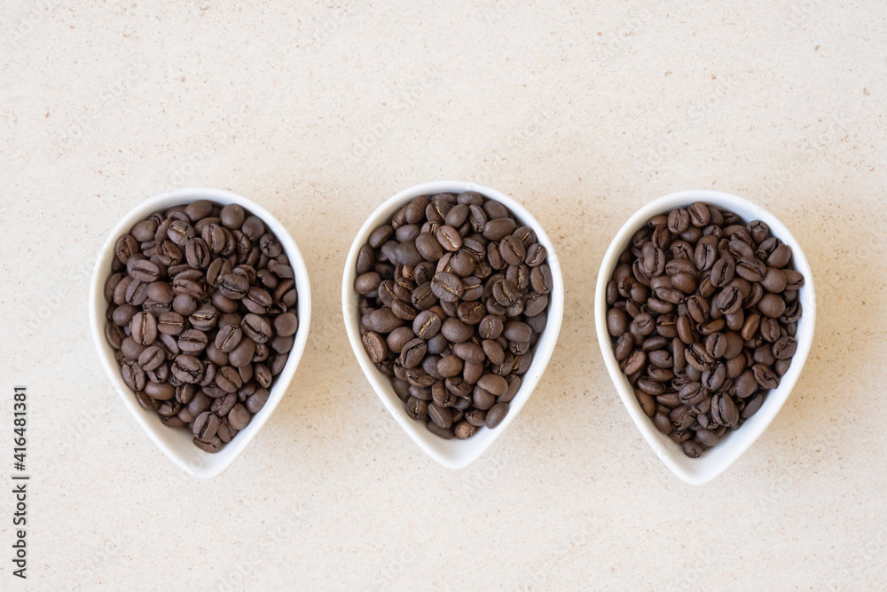 焙煎したコーヒー豆 左からブラジル、コロンビア、エチオピア 焙煎したコーヒー豆 左からブラジル、コロンビア、エチオピア