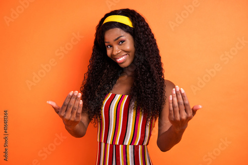 Fotografi Photo of afro american attractive nice lady gesture come here you isolated on or
