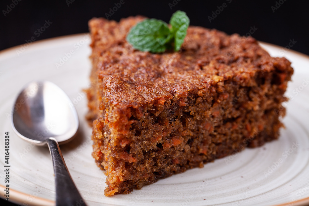 Carrot cake, tarta de zanahoria sobre fondo negro Carrot cake, tarta de zanahoria sobre fondo negro