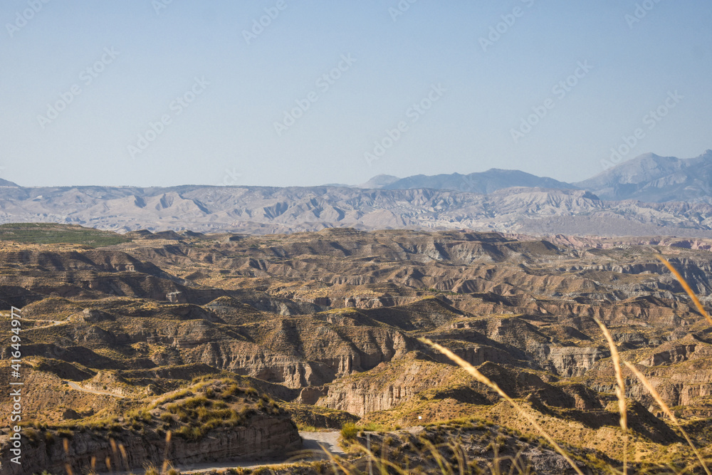 Fototapeta premium Desierto de Gorafe en granada con importantes formaciones geológicas y bonitos paisajes