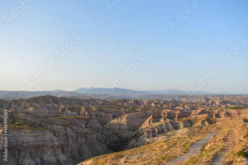 Desierto de Gorafe en Granada, lugar turistico por los domenes y reserva starlight