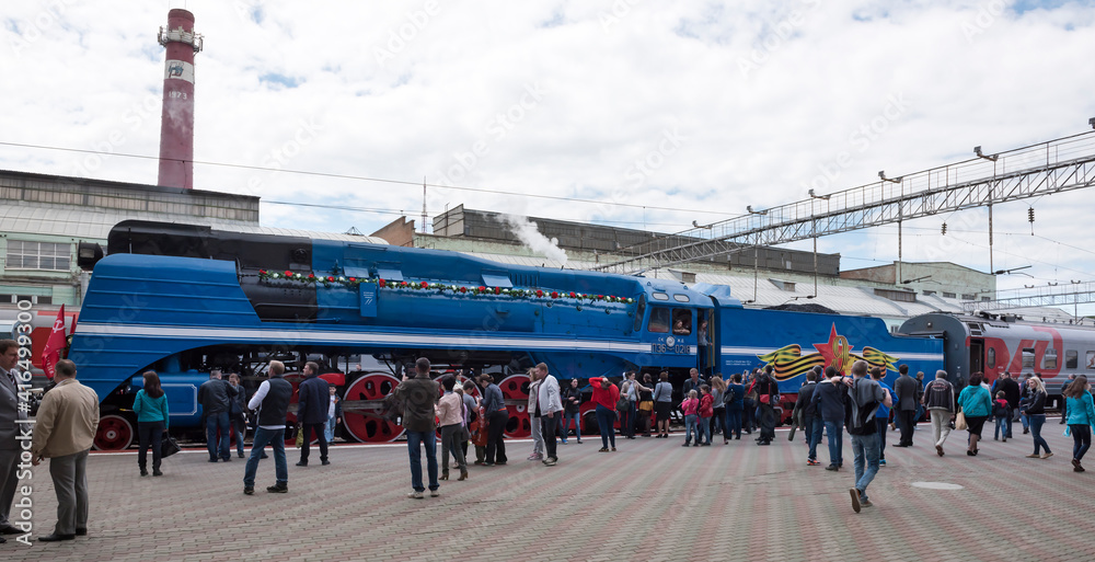 Obraz premium Passengers sit in cars, driven by a steam locomotive P 36 