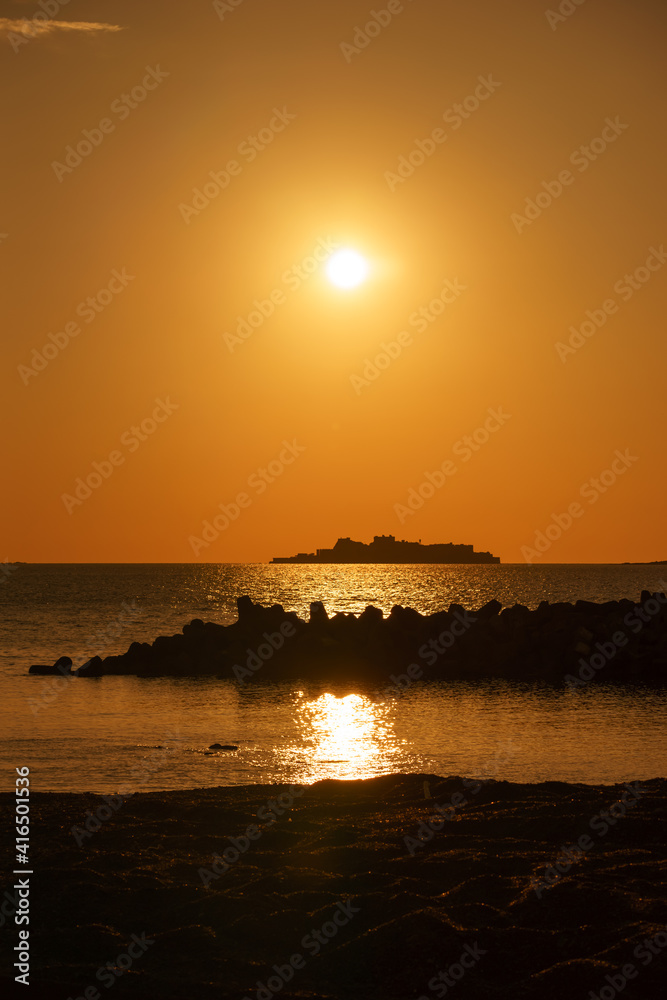 長崎の世界遺産　軍艦島と夕陽