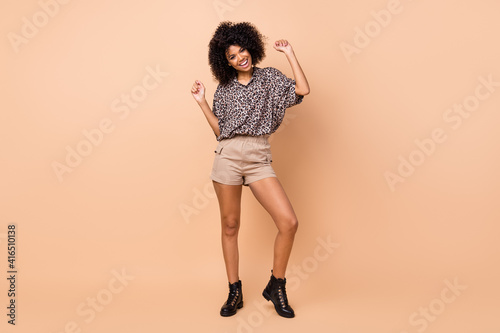 Schilderij op canvas Full length body size photo of woman relaxing on weekend in printed shirt isolat