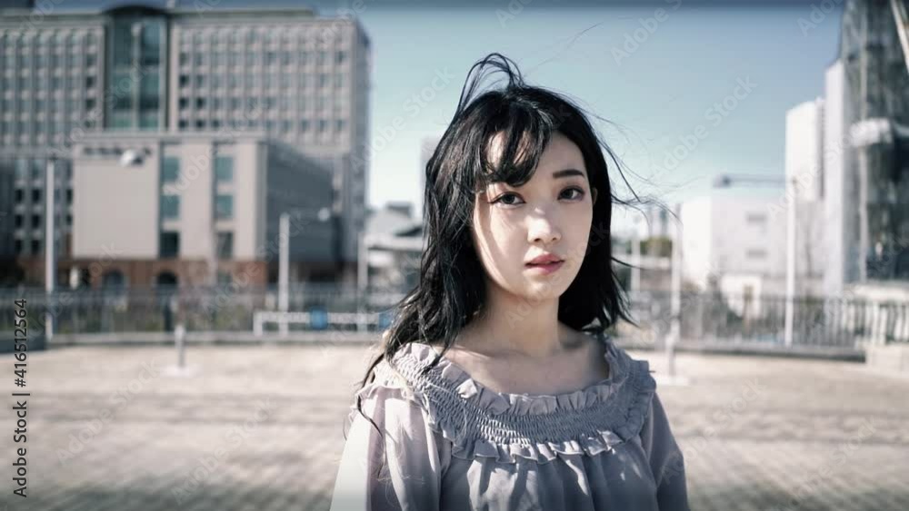 スローモーション 振り向く女性 強風 カラーグレーディング スローモーション 振り向く女性 強風 カラーグレーディング