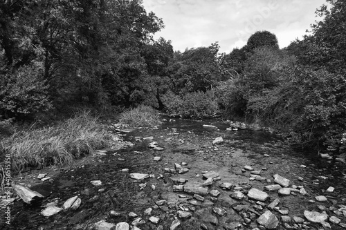 Bas débit de la rivière . photo