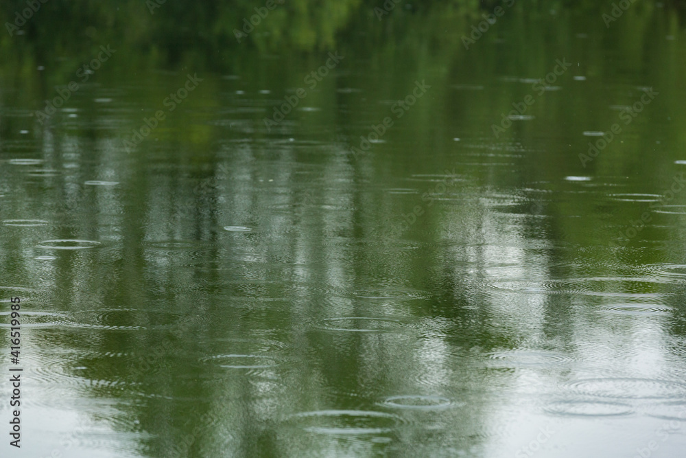Regentropfen auf einem See als Wettervorhersage Regentropfen auf einem See als Wettervorhersage