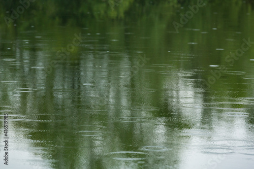 Regentropfen auf einem See als Wettervorhersage
