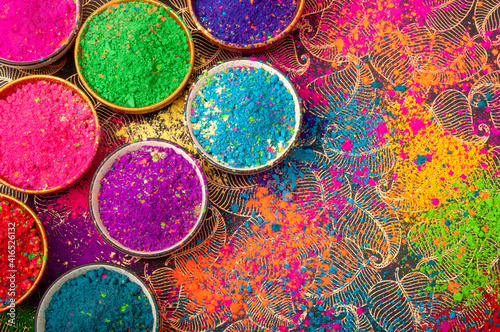 Foto Happy Holi top view of colorful holi colors in bowls with Splash, Concept Indian color festival
