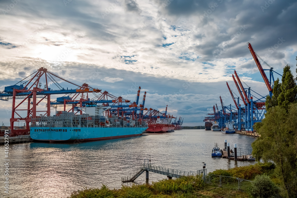 Containerschiffe liegen am Burchardkai im Hamburger Hafen Containerschiffe liegen am Burchardkai im Hamburger Hafen