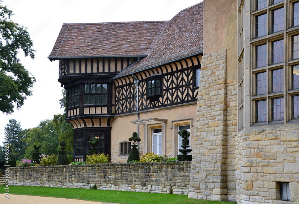Schloss Cecilienhof im Herbst im Park Neuer Garten, Potsdam, Brandenburg Schloss Cecilienhof im Herbst im Park Neuer Garten, Potsdam, Brandenburg