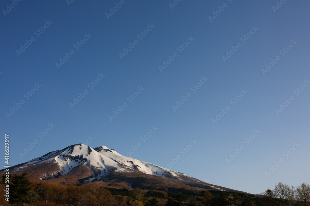 初春の陽が山肌にあたる岩木山 初春の陽が山肌にあたる岩木山