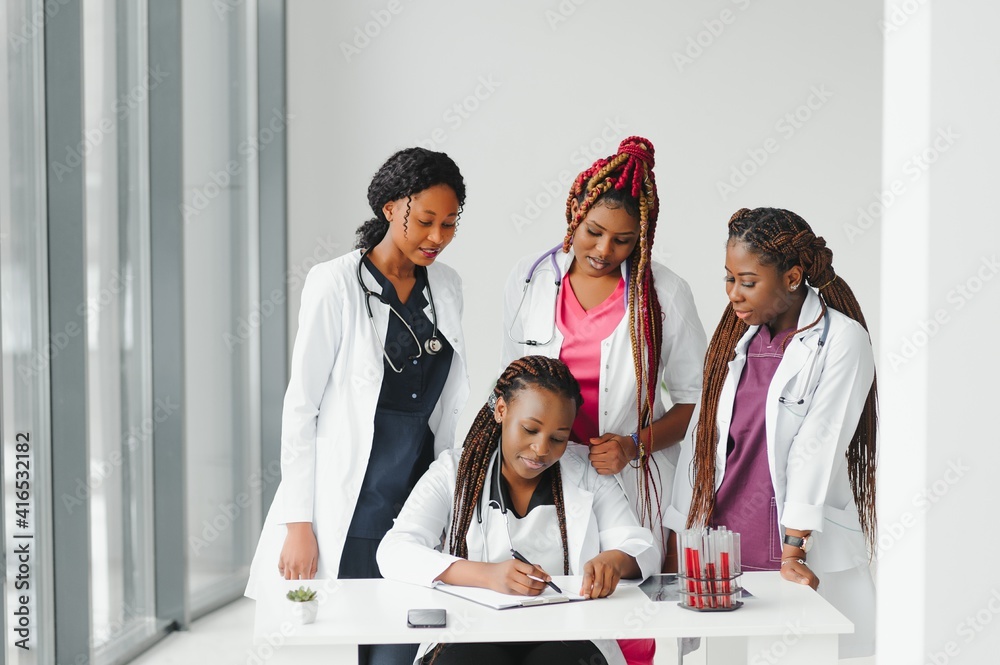 Fototapeta premium Group of doctors and nurses set in a hospital