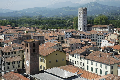 Lucca. Veduta del centro storico dal giardino della torre Guinici