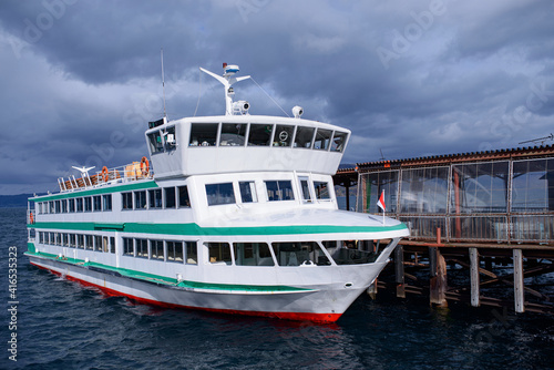 北海道洞爺湖の観光船 © mastercylinder
