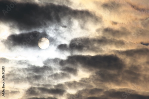 曇り空の太陽イメージ１