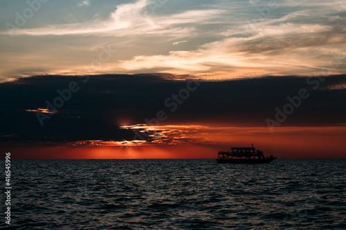 カンボジアの夕焼けと船 © 拓馬 福富