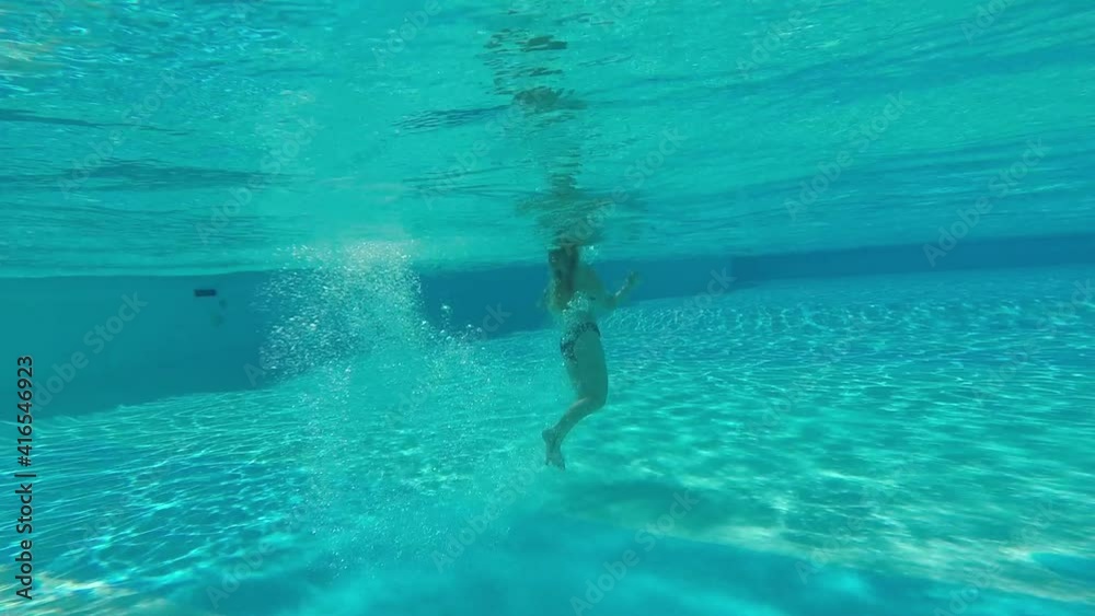 Sprung in den Pool aus der unter Wasser Ansicht, Ägypten Hurghada, tauchen im Riff bei blauem Wasser