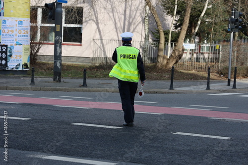 Policjant drogówki na patrolu w mieście. 