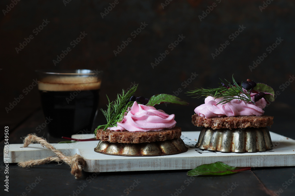 Canapees mit Rote Bete Frischkäsecreme, Dill und Rote Rettich Kresse Canapees mit Rote Bete Frischkäsecreme, Dill und Rote Rettich Kresse
