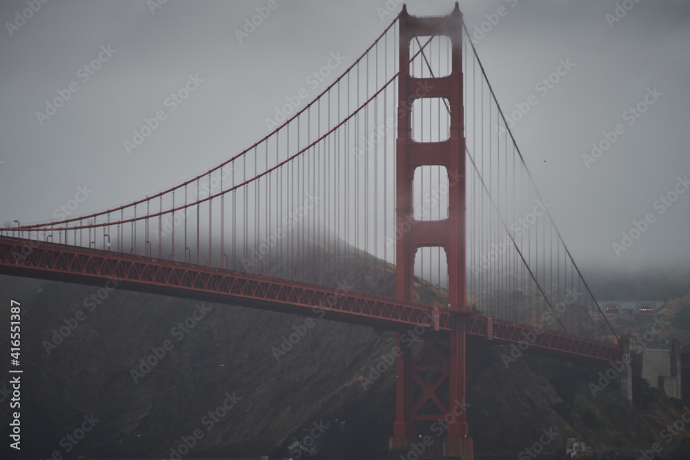 Fototapeta premium Golden Gate Bridge - Foggy and Overcast