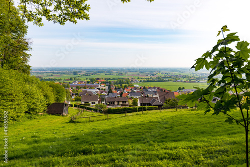 Kleine Ortschaft mit Einfamilienhäusern am Fuße eines Hügels photo