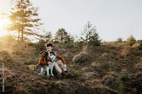 Mensch und Hund genießen gemeinsam die Natur 