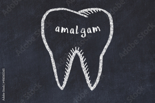 Photos Chalk drawing of a tooth with medical term amalgam