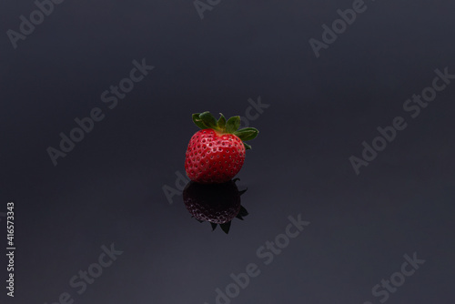 Obraz na płótnie Strawberry on a black background w salonie