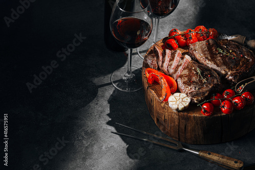 Obraz na płótnie dinner for two with steaks and red wine w salonie