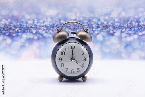 Obraz na płótnie Retro alarm clock on a festive background w salonie