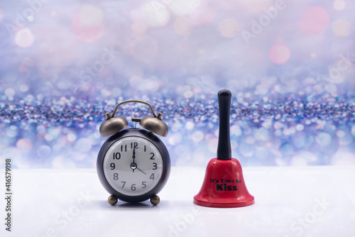 Obraz na płótnie Retro alarm clock and red bell with inscription It's time to kiss on a festive background w salonie