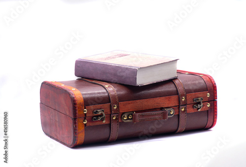 Obraz na płótnie Retro suitcase and book on white background w salonie