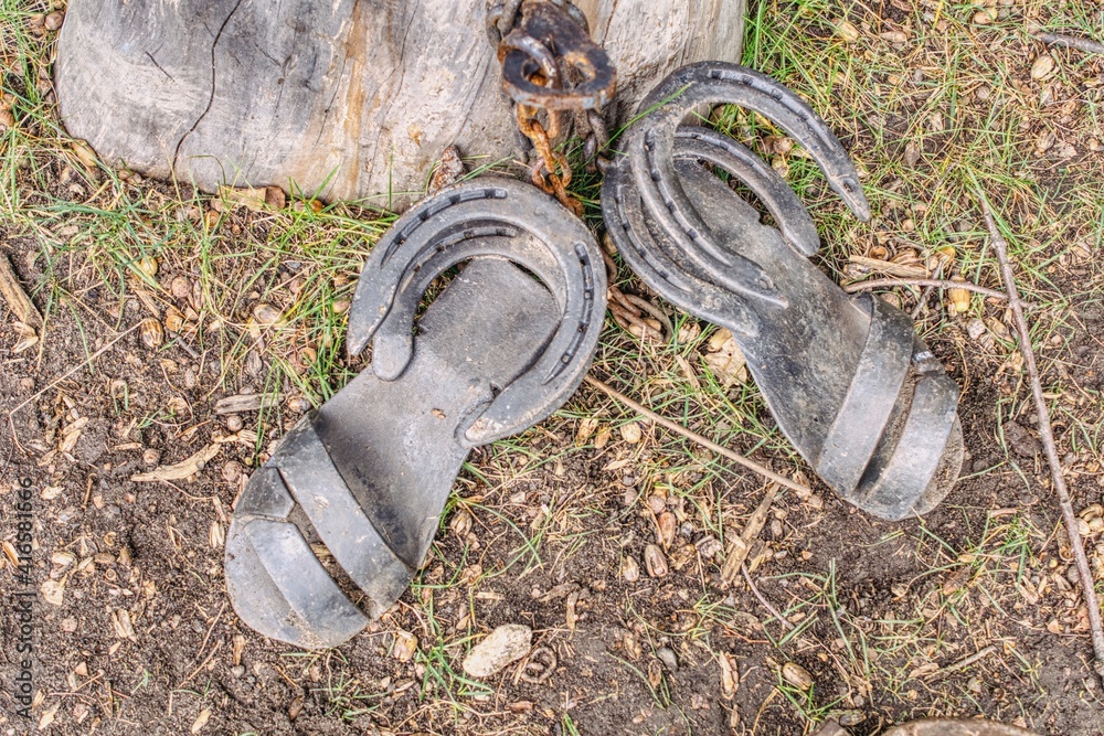 żelazne sandały wykonane ze starych końskich podków, solidna robota kowala, buty na specjalną okazję