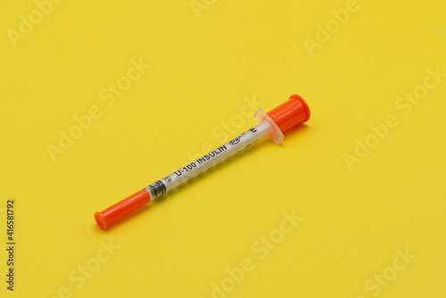 Obraz na płótnie Insulin syringe on a yellow background w salonie