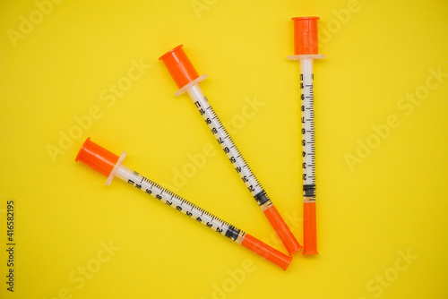 Obraz na płótnie Insulin syringe on a yellow background w salonie