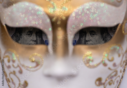 Obraz na płótnie Benjamin Franklin, pictured on the $ 100 bill, in the eyes of the Venetian mask w salonie