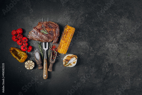 Obraz na płótnie barbeque steak on a black slate board w salonie