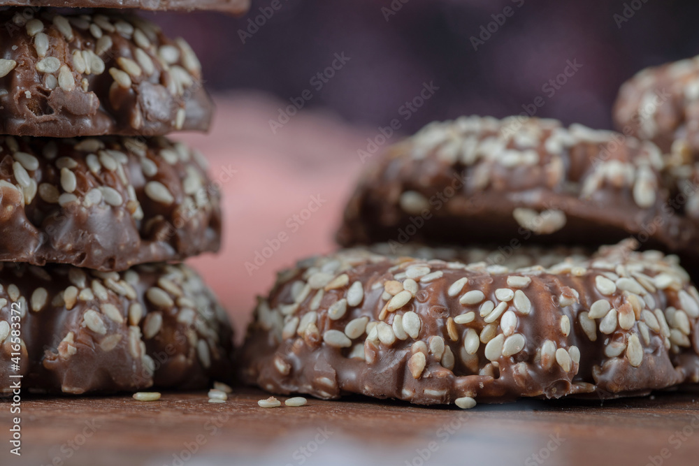 Obraz premium Chocolate sesame cookies on a wooden board