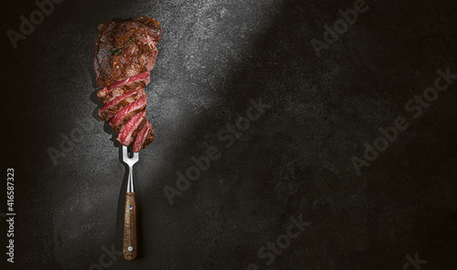 Obraz na płótnie barbeque steak on a black slate board w salonie