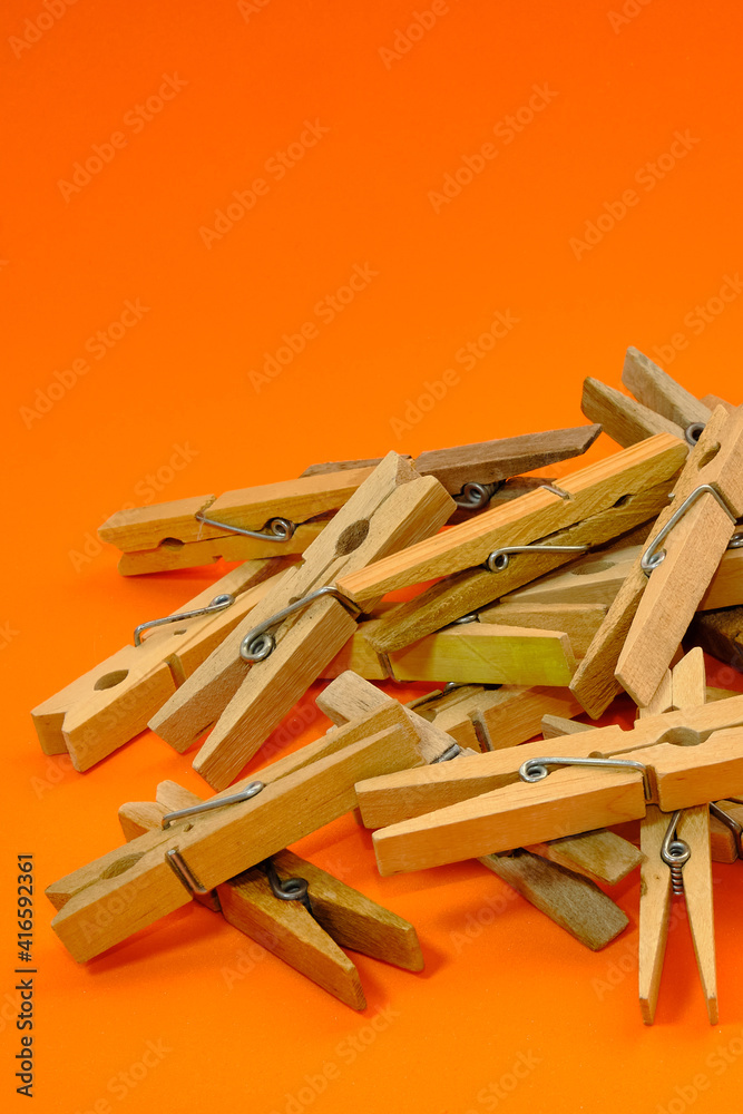 Set of wooden clothespins that appear one by one on an orange background.
Set of wooden clothespins that appear one by one on an orange background.