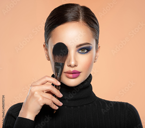 Bild auf Leinwand Portrait of a girl with cosmetic brush at face