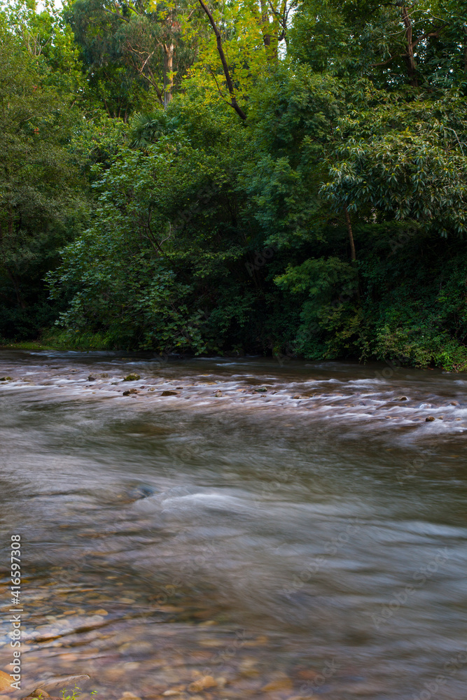 Río Miera, Liérganes, Comarca Trasmiera, Cantabria, España Río Miera, Liérganes, Comarca Trasmiera, Cantabria, España