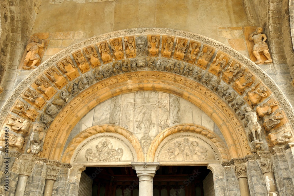 Le tympan du portail de la cathédrale Sainte-Marie à Oloron-Sainte-Marie 