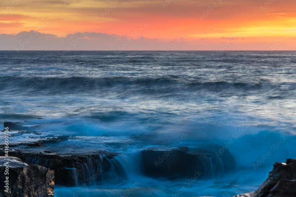 Obraz premium High Cloud Sunrise Seascape from Rock Platform