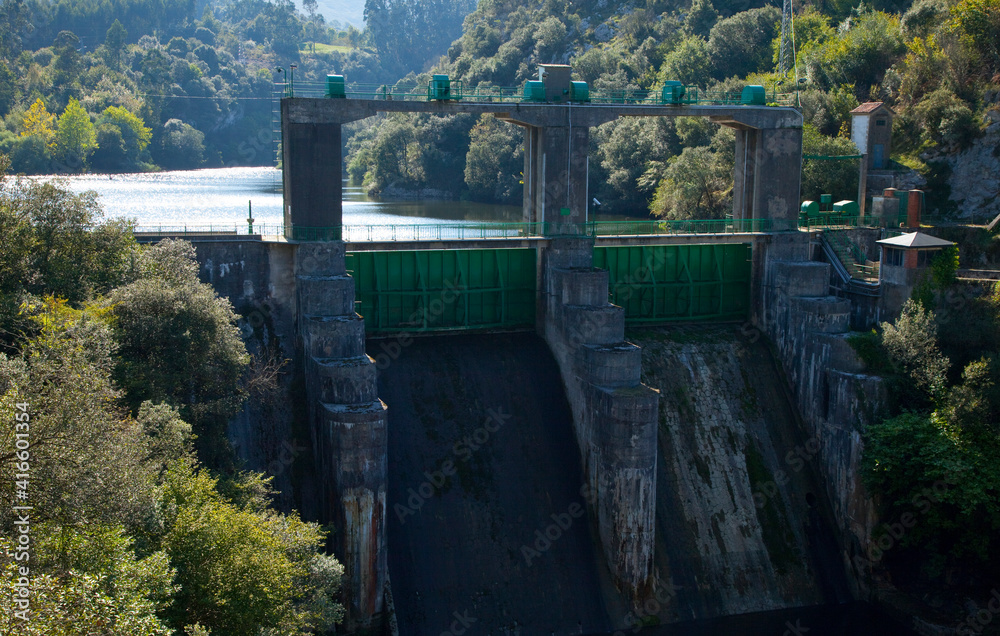 Fototapeta premium Río Nansa, Presa de Palombera, Cantabria