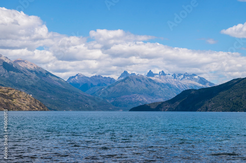 Hermosos paisaje de montañas y río con vegetación y nubes vistosas