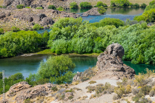 Hermosos paisaje con montañas, lago, arboles y un cielo con nubes vistosas