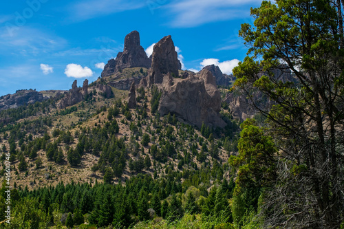 Hermoso Paisaje con montañas, vegetación y nubes vistosas