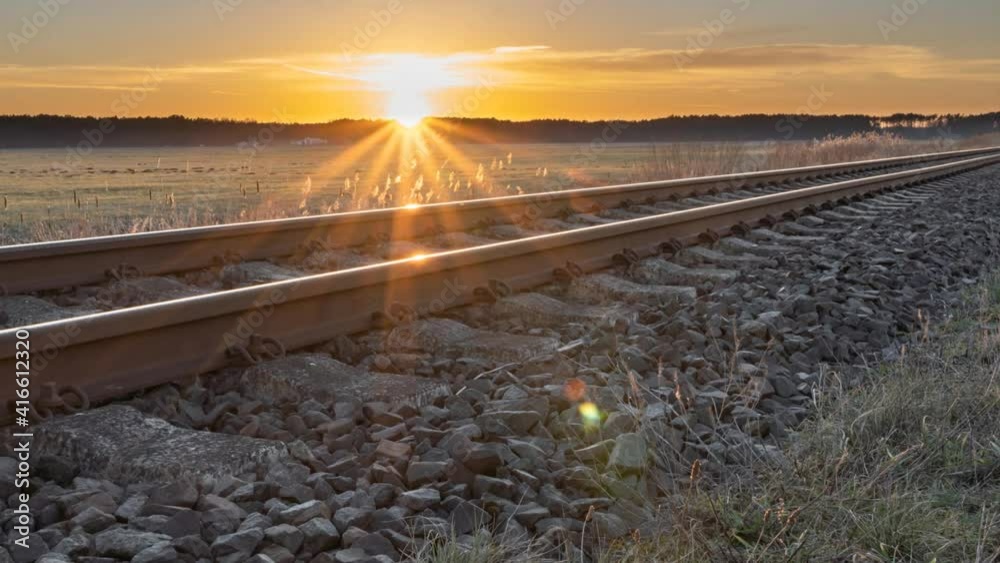 Sonnenuntergang am Gleisbett im Zeitraffer Sonnenstern